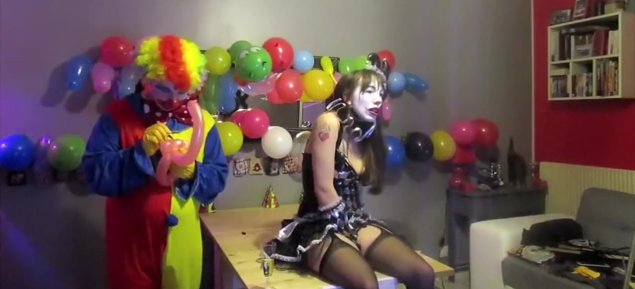 Trois 2 Clowns Torture Une Camgirl française Ohmibod & Punish TwitKikrak1
