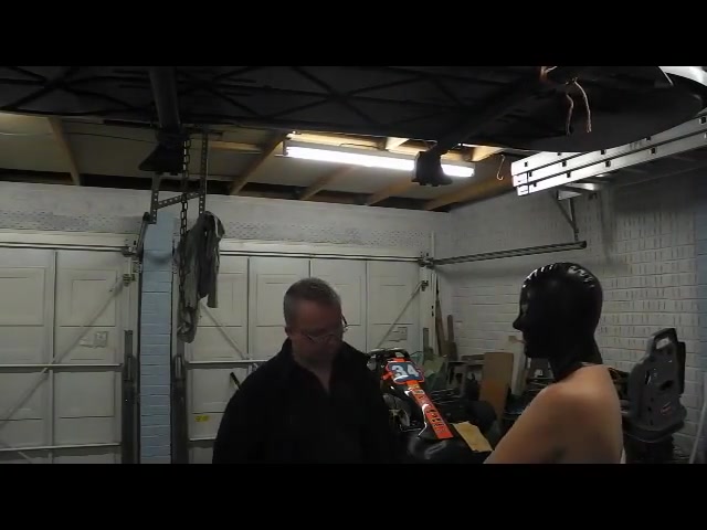 Epouse en BDSM Garage Training
