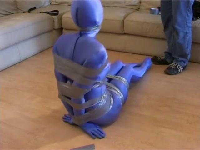 ruban adhésif lié et bâillonné en zentai bleu
