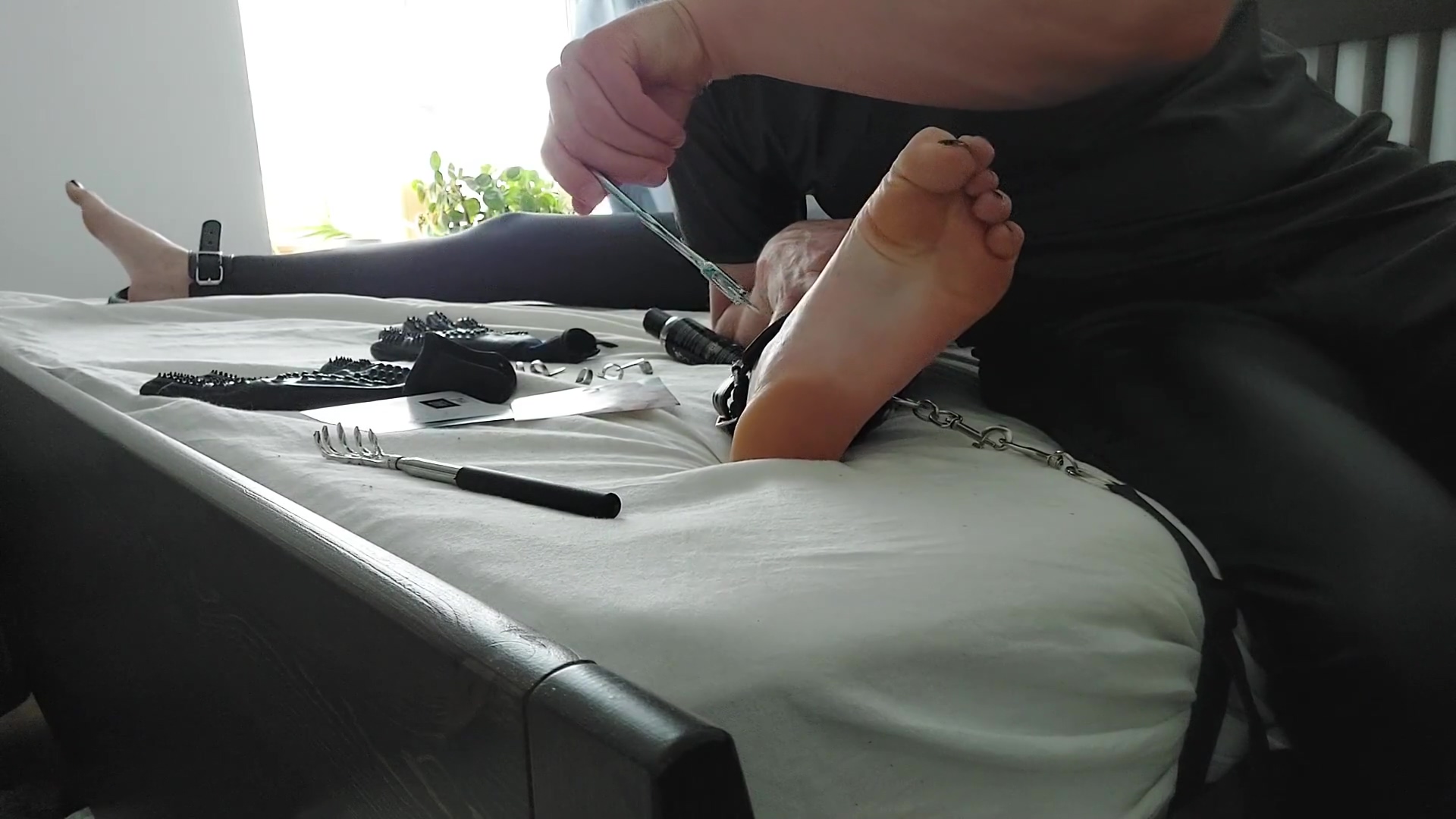 Torture pour Scarlett - Tickle Toy Testing du Foot Fetish Store (sextoy testing)
