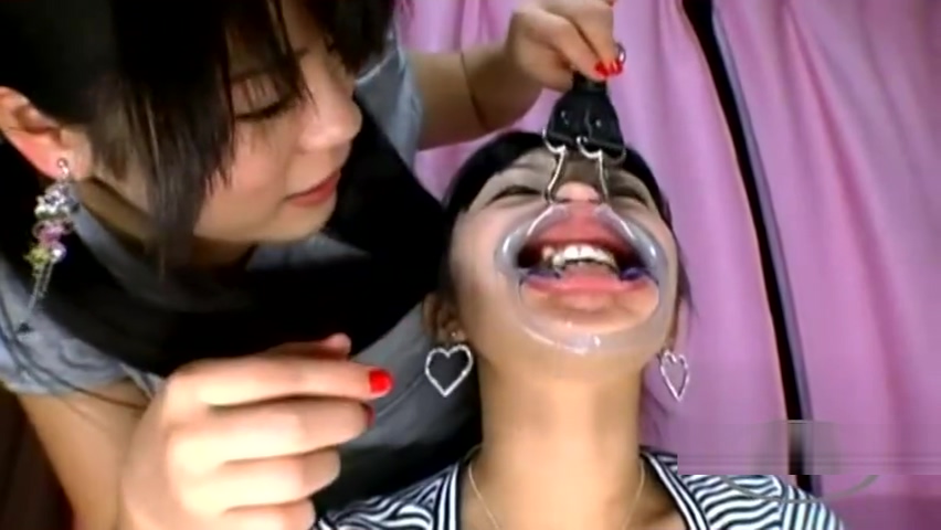 Fille asiatique Gag dans la bouche obtenir ses dents Licked Nez torturé avec des crochets
