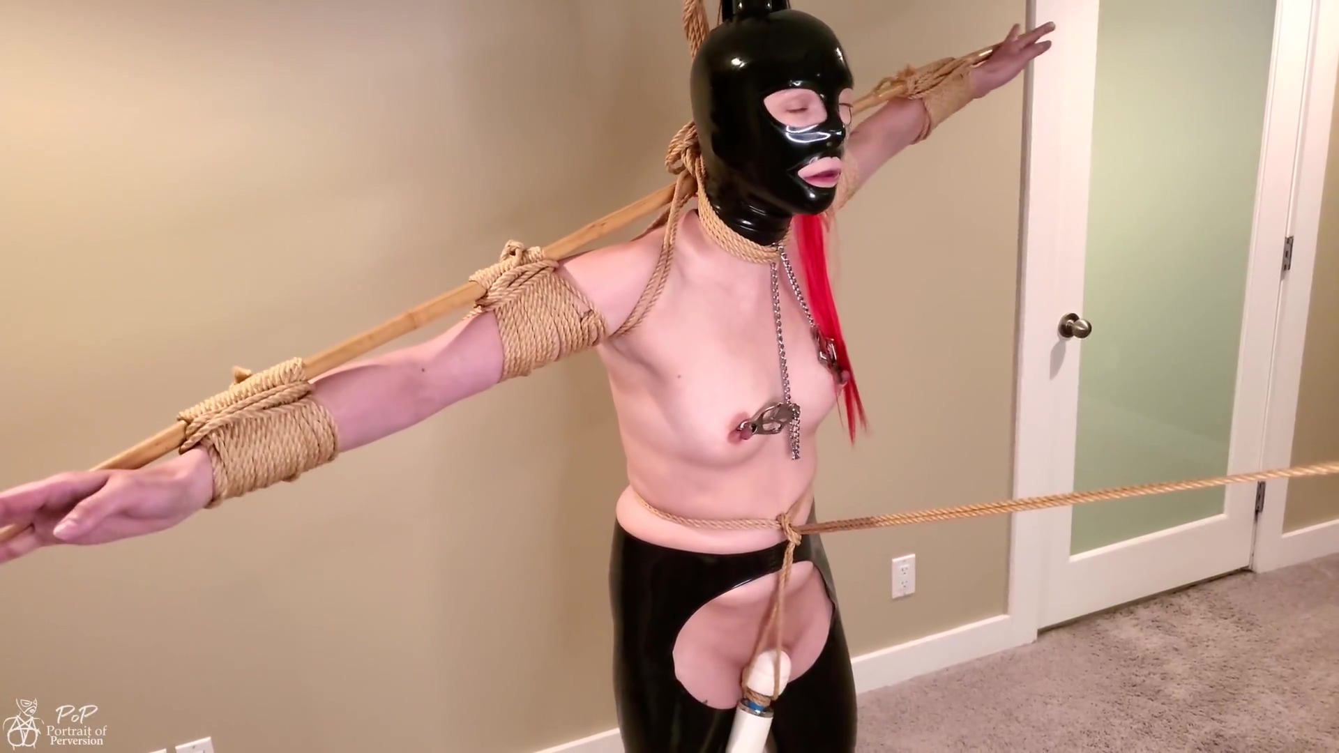 Sous-stress de latex lié sur les pointes dans la contrainte de bondage avec une corde d'entrejambe est fait pour Cum dur
