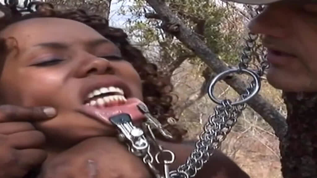 Super chaud Curly Black Babe attaché et assez théé par deux Dicks dominants massifs
